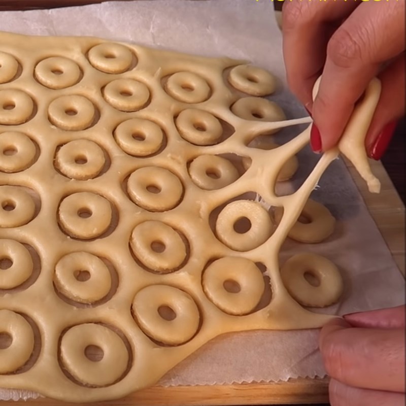 Bước 2 Cán bột và tạo hình Bánh donut mini