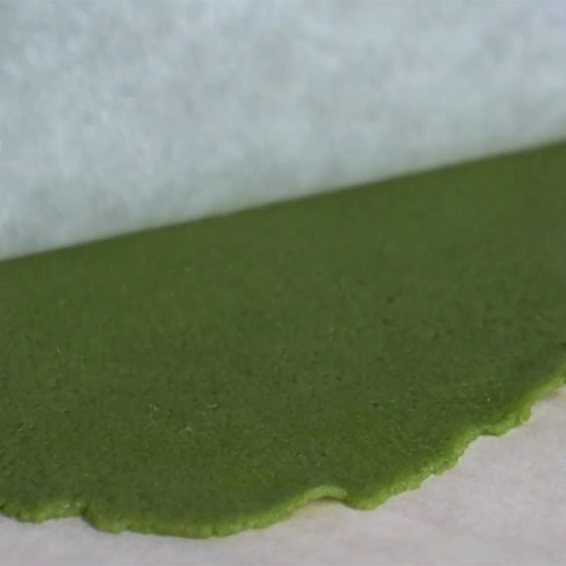 Bước 2 Cán dẹt và chia bột vỏ phủ giòn Bánh su kem trà xanh nhân trà xanh