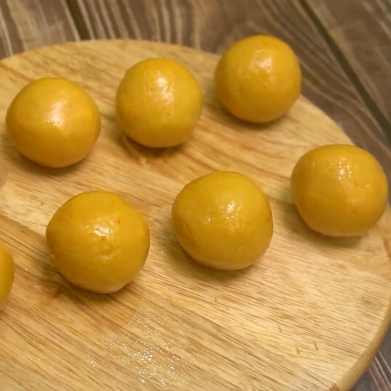 Bước 5 Chia bột và bọc nhân bánh Bánh trung thu kim sa trứng muối bằng nồi chiên không dầu