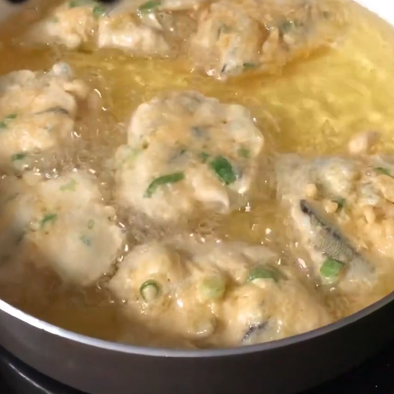 Bước 3 Chiên cá Cá mai chiên giòn