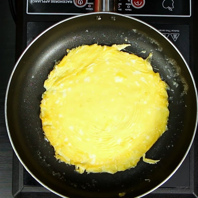 Bước 3 Chiên trứng Trứng cuộn tôm hấp ngũ sắc