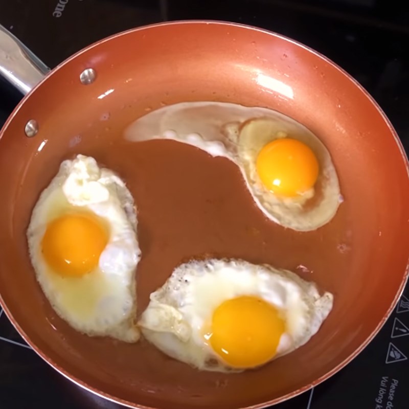 Bước 8 Chiên trứng Cơm sườn trứng