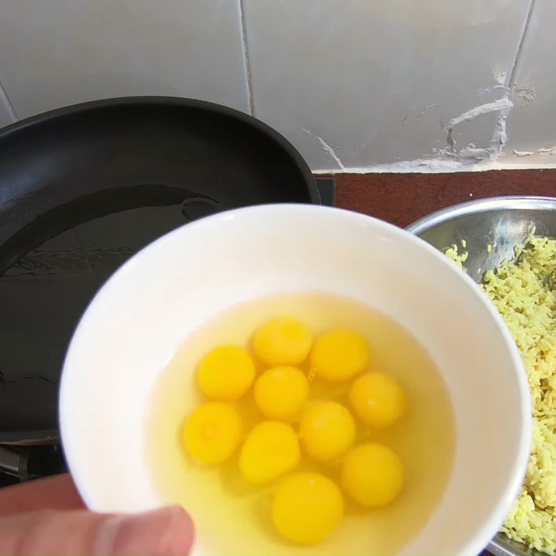Bước 4 Chiên trứng cút Xôi gà xé nước cốt dừa