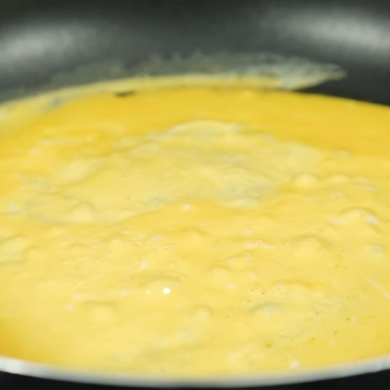 Bước 3 Chiên và cuộn trứng Trứng cuộn mì gói xào cá hộp