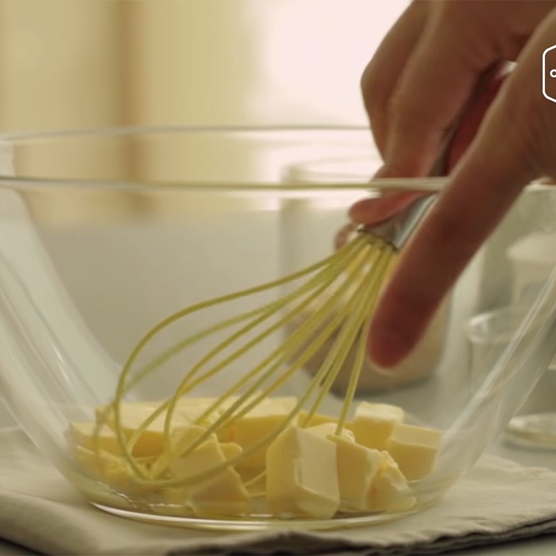 Bước 1 Đánh bơ Bánh quy tiramisu