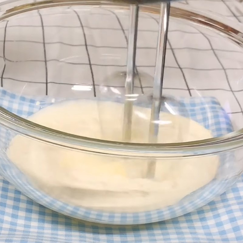 Bước 4 Đánh bông whipping cream Kem trứng muối que
