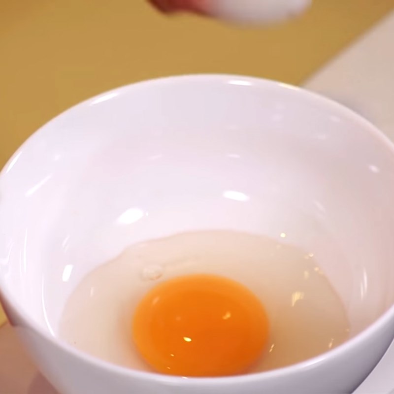 Bước 1 Đánh trứng Trứng cuộn ngũ sắc hấp