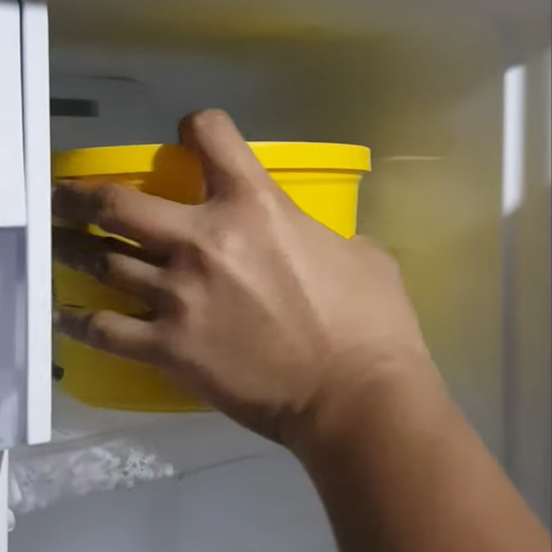Bước 4 Đổ khuôn và làm lạnh Kem hoa đậu biếc sữa