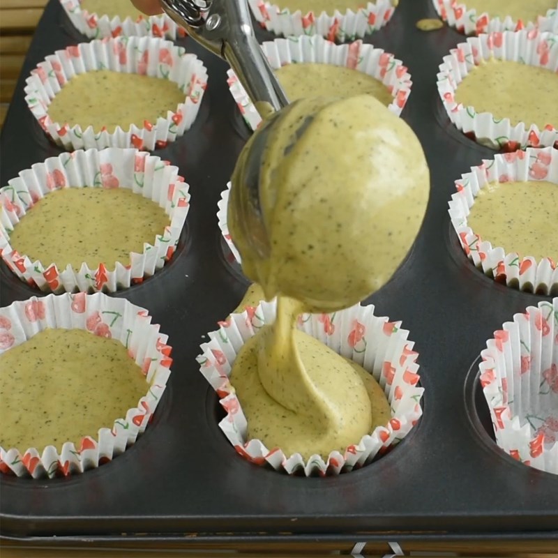 Bước 3 Đổ khuôn và nướng bánh Bánh cupcake trà xanh - matcha cupcake