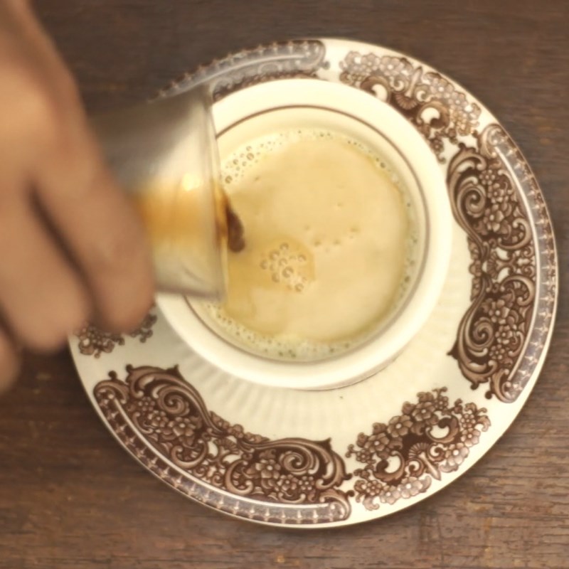 Bước 4 Đun sữa và pha cà phê bơ Cà phê bơ