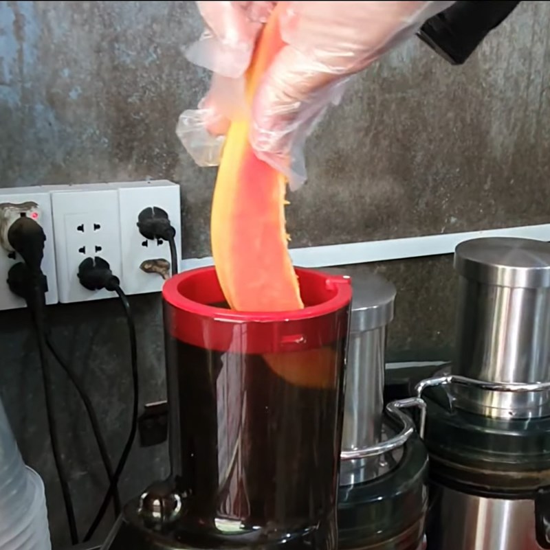 Bước 2 Ép nước đu đủ Nước ép đu đủ xanh