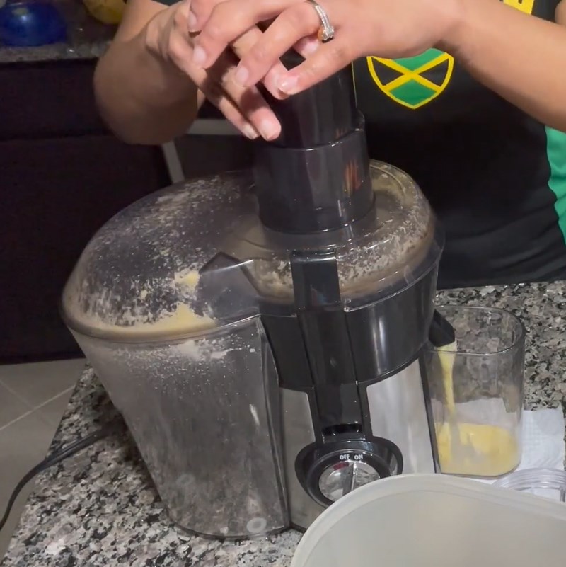 Bước 2 Ép nước đu đủ, cà rốt cần tây Nước ép đu đủ cà rốt cần tây