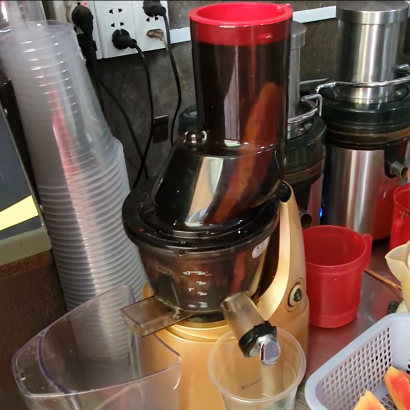 Bước 2 Ép nước đu đủ Nước ép đu đủ xanh