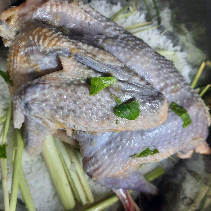 Bước 3 Hấp gà Gà hấp muối sả nguyên con