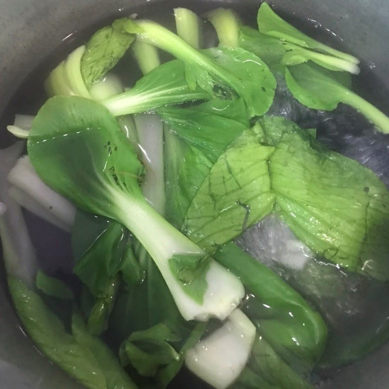 Bước 2 Hấp khoai và luộc rau củ Kimbap khoai lang tím