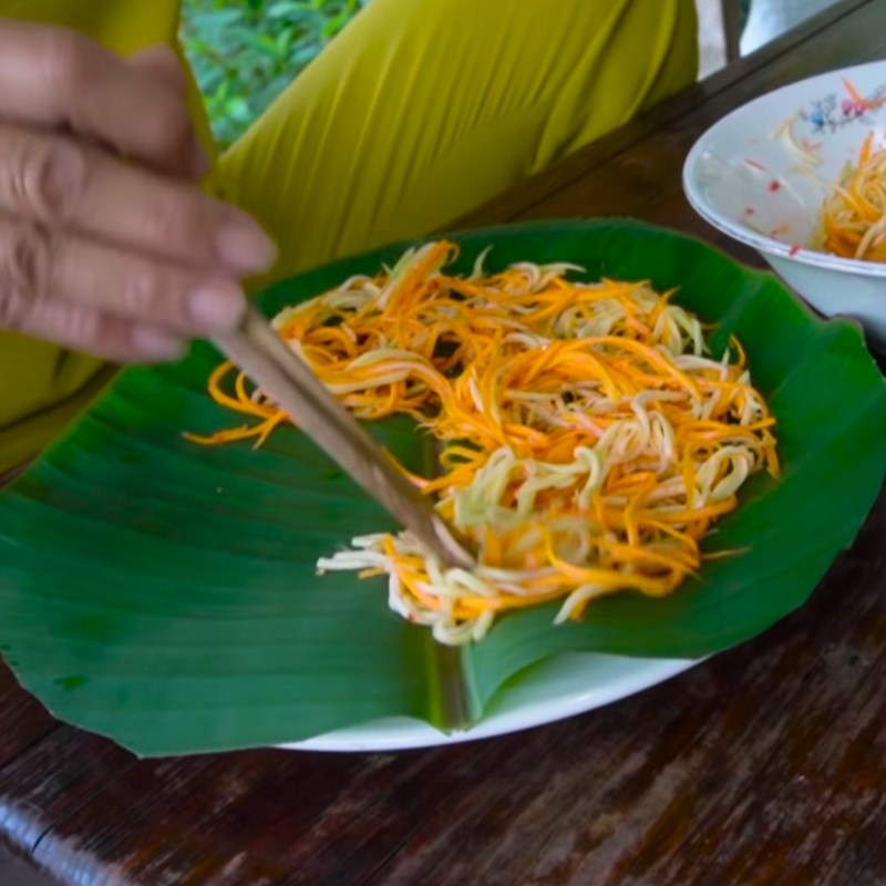 Bước 6 Hoàn thành Gỏi rau muống chiên giòn hải sản