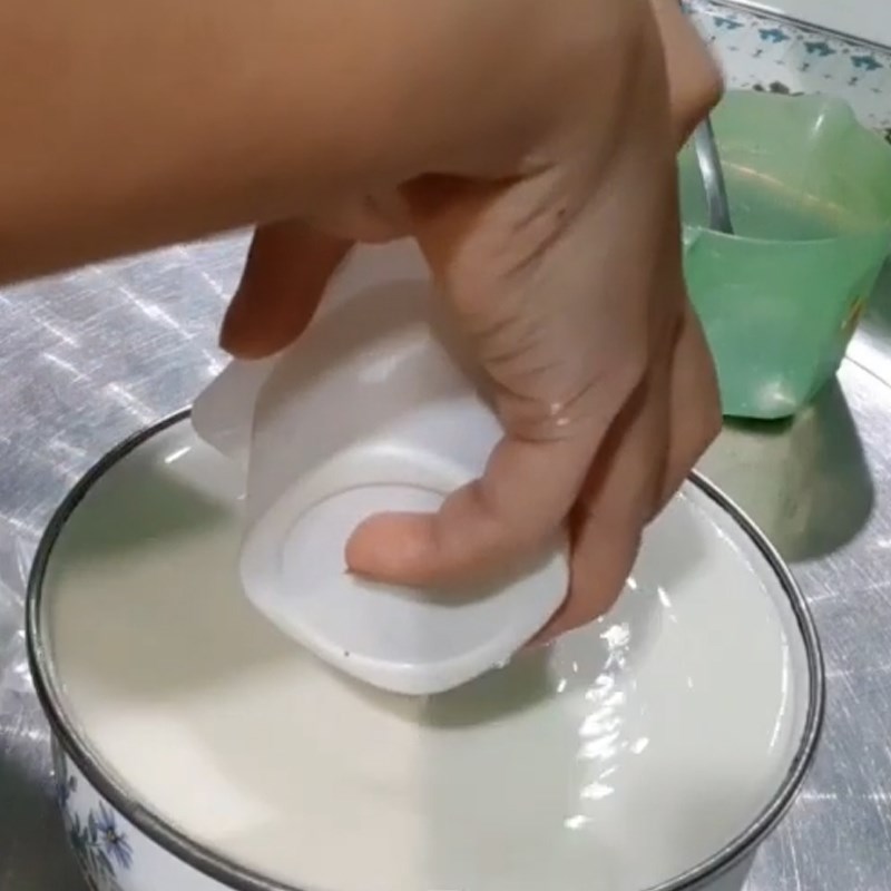 Bước 1 Khuấy hỗn hợp làm sữa chua Sữa chua dưa hấu