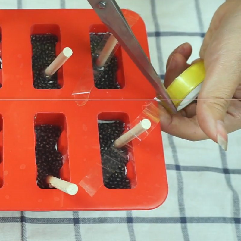 Bước 3 Đổ khuôn và làm lạnh Kem hoa đậu biếc hạt chia