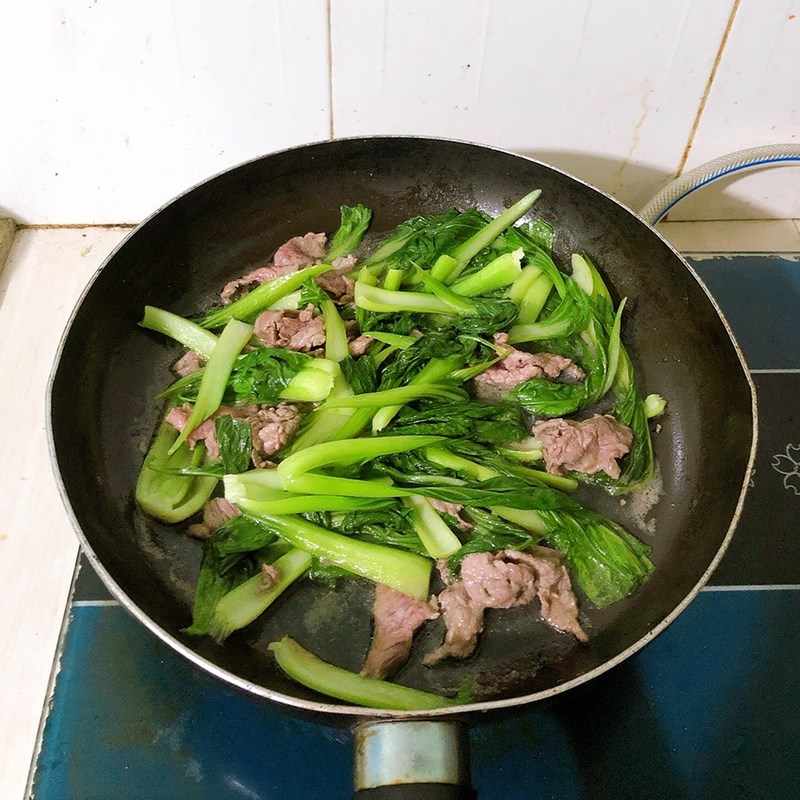 Bước 2 Làm cải thìa xào thịt bò Cải thìa xào thịt bò (công thức được chia sẻ từ người dùng)
