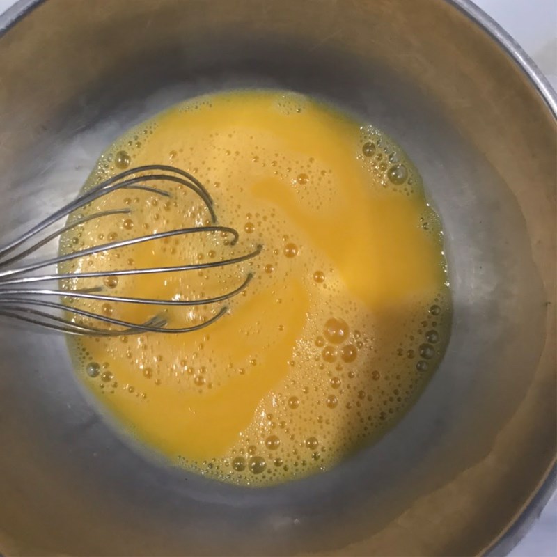 Bước 1 Làm hỗn hợp sữa trứng Bánh tart trứng bằng nồi chiên không dầu