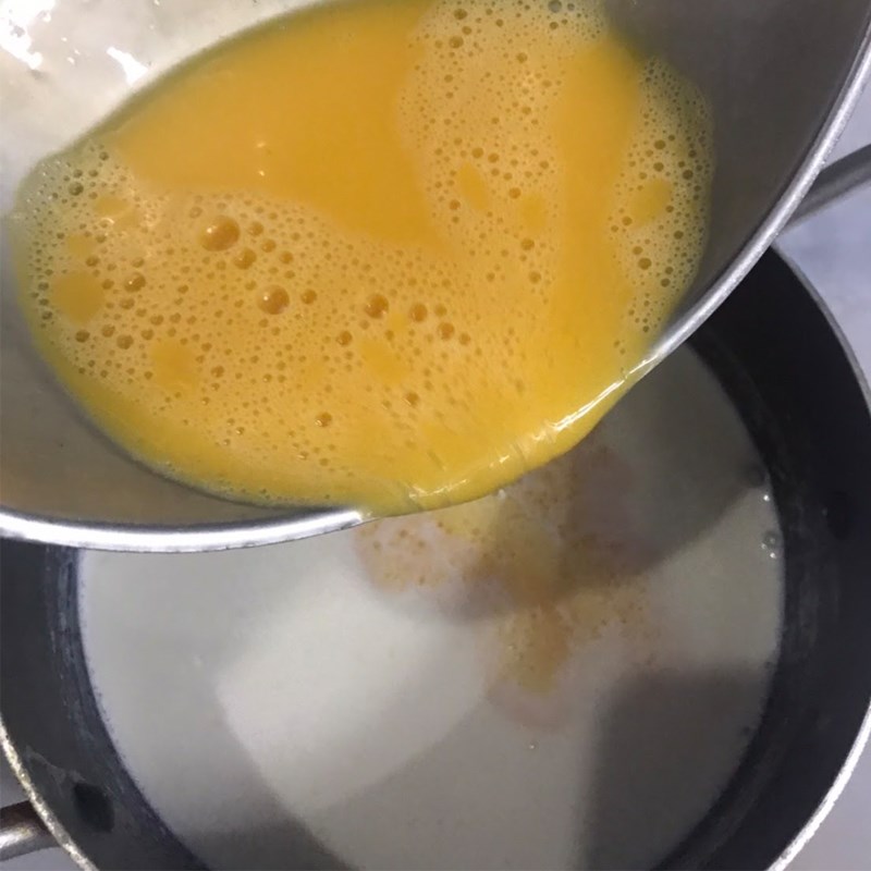 Bước 1 Làm hỗn hợp sữa trứng Bánh tart trứng bằng nồi chiên không dầu