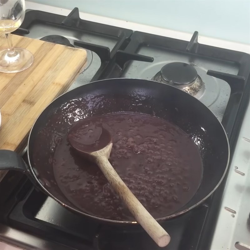 Bước 4 Làm sốt rượu vang Bò bít tết kiểu Pháp sốt vang đỏ