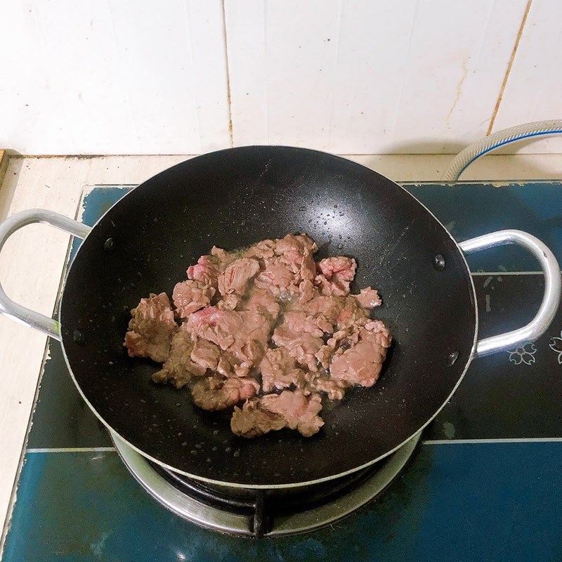 Bước 3 Làm thịt bò xào khoai tây Thịt bò xào khoai tây