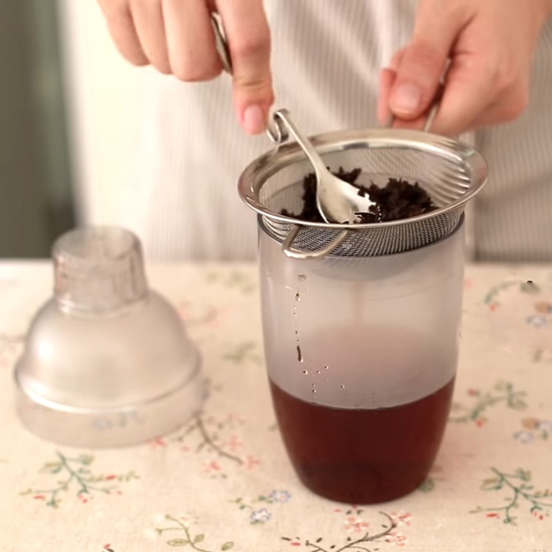 Bước 3 Lọc trà và pha trà sữa Trà sữa bá tước Earl Grey