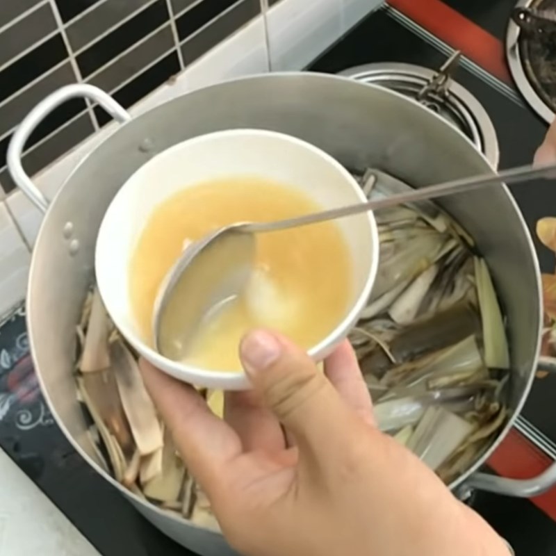 Bước 3 Nấu canh Khô cá đuối nấu canh chua với đậu bắp