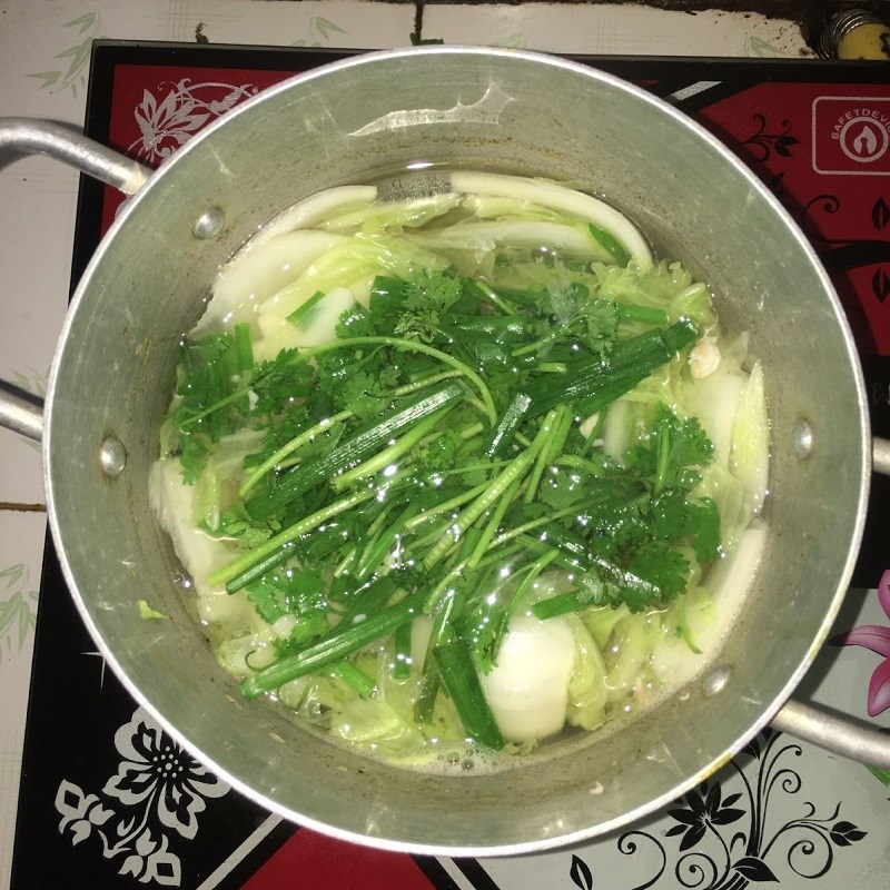 Bước 3 Nấu canh Canh cải thảo nấu tôm tươi