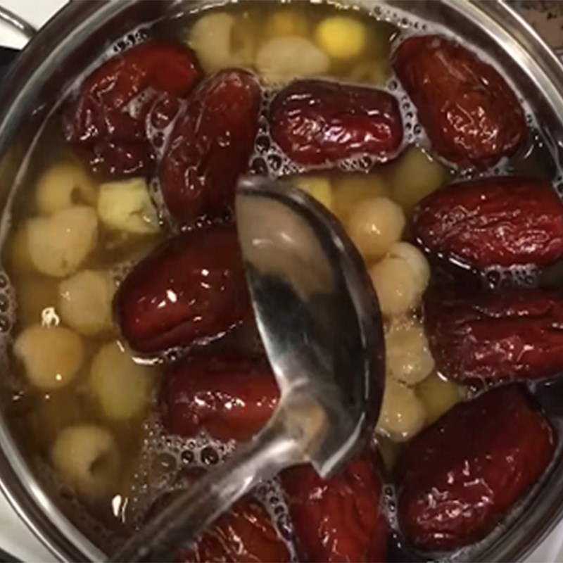 Bước 2 Nấu chè Chè hạt sen táo đỏ