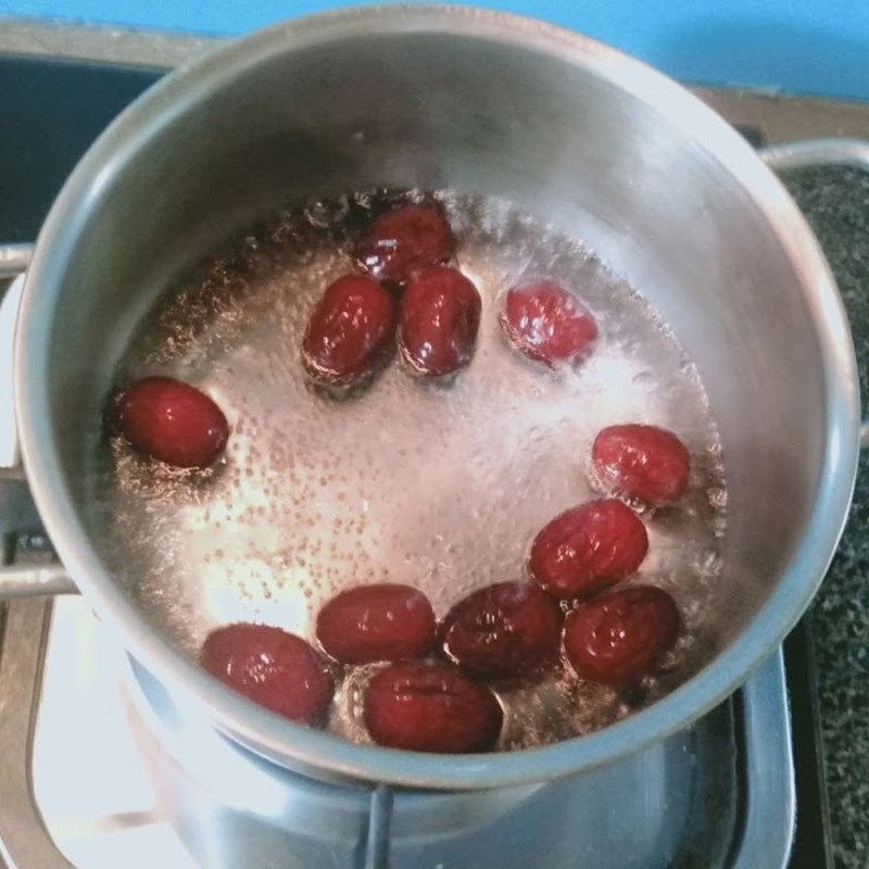 Bước 2 Nấu chè Chè hạt sen táo đỏ
