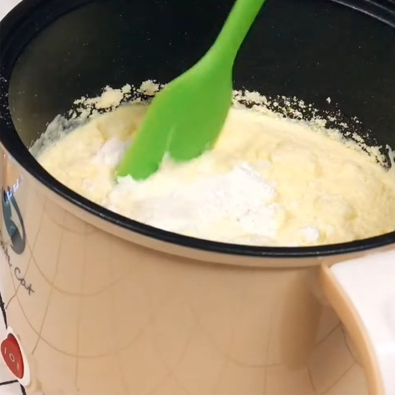 Bước 1 Nấu hỗn hợp kem sữa Kem trứng muối que