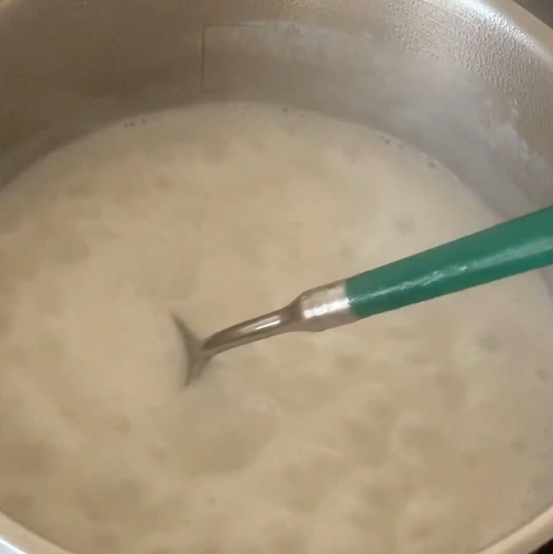 Nước cốt dừa đã sánh mịn, sẵn sàng cho món chè đậu nành