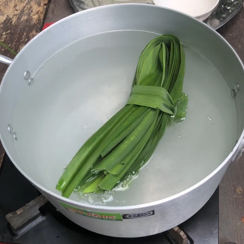 Bước 2 Nấu nước dừa với lá dứa đường phèn Nước dừa nha đam