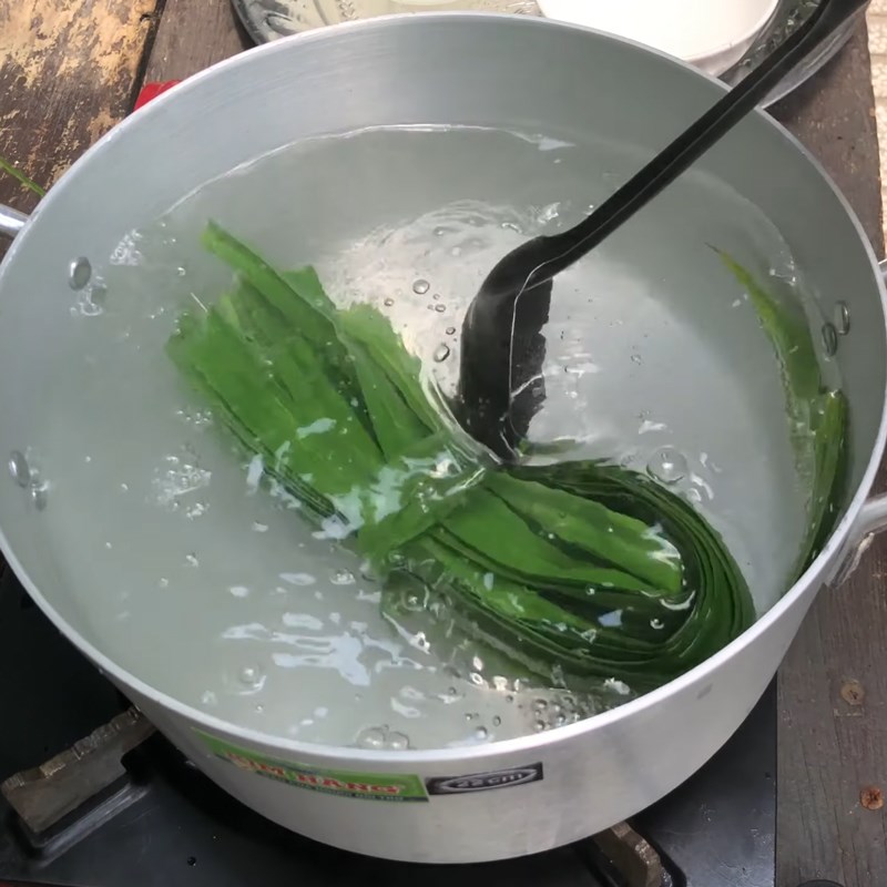 Bước 2 Nấu nước dừa với lá dứa đường phèn Nước dừa nha đam