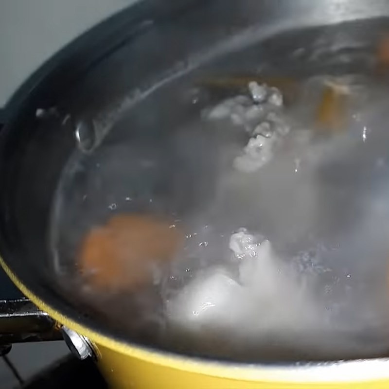 Bước 3 Nấu nước dùng Hủ tiếu xương heo với tôm