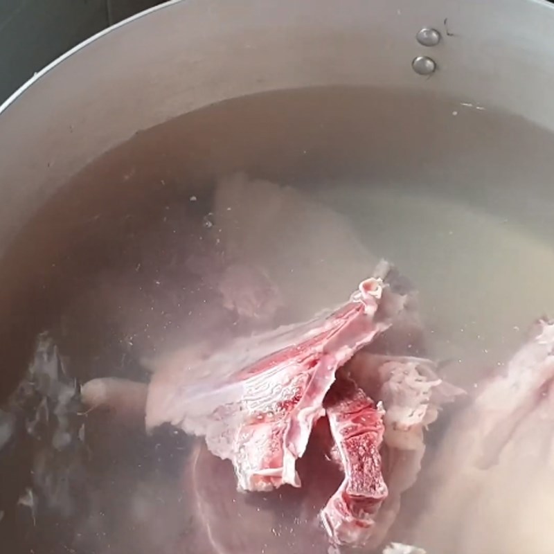 Bước 3 Nấu nước dùng Hủ tiếu đuôi heo với thịt và xương heo