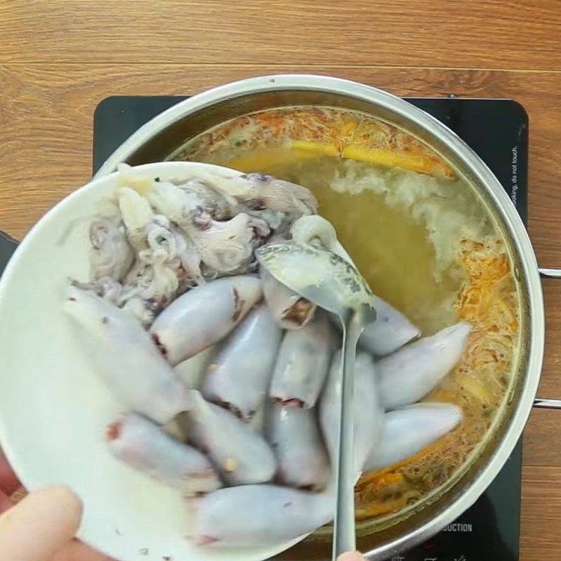 Bước 4 Nấu nước lẩu Lẩu mực nhồi thịt