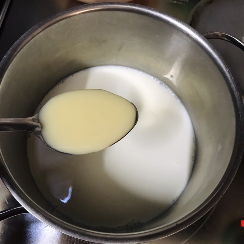 Bước 2 Nấu sữa Sinh tố bơ