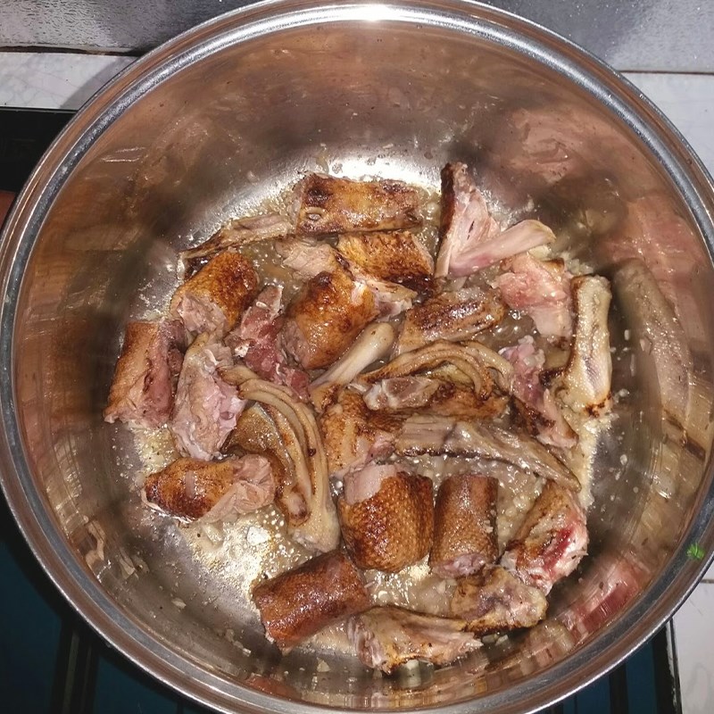 Bước 2 Nấu thịt vịt Vịt hầm táo đỏ