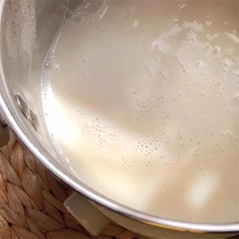 Bước 2 Nấu trà sữa đậu nành Trà sữa đậu nành kem phô mai