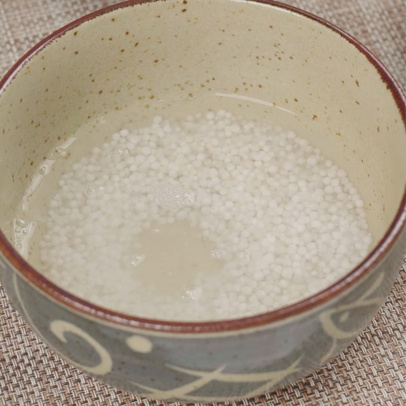 Bước 1 Ngâm các nguyên liệu Chè đậu đỏ sương sáo và bột báng