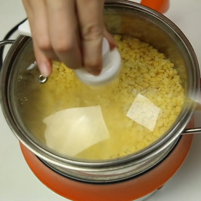Bước 1 Ngâm nở và nấu đậu xanh Chè bưởi từ cùi bưởi khô