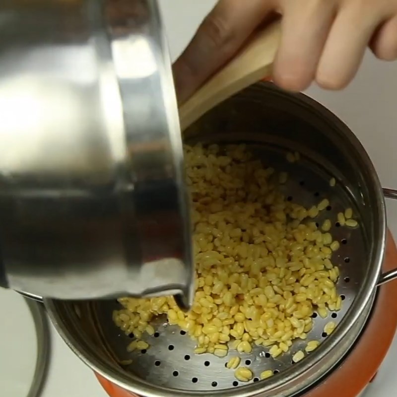 Bước 1 Ngâm nở và nấu đậu xanh Chè bưởi từ cùi bưởi khô