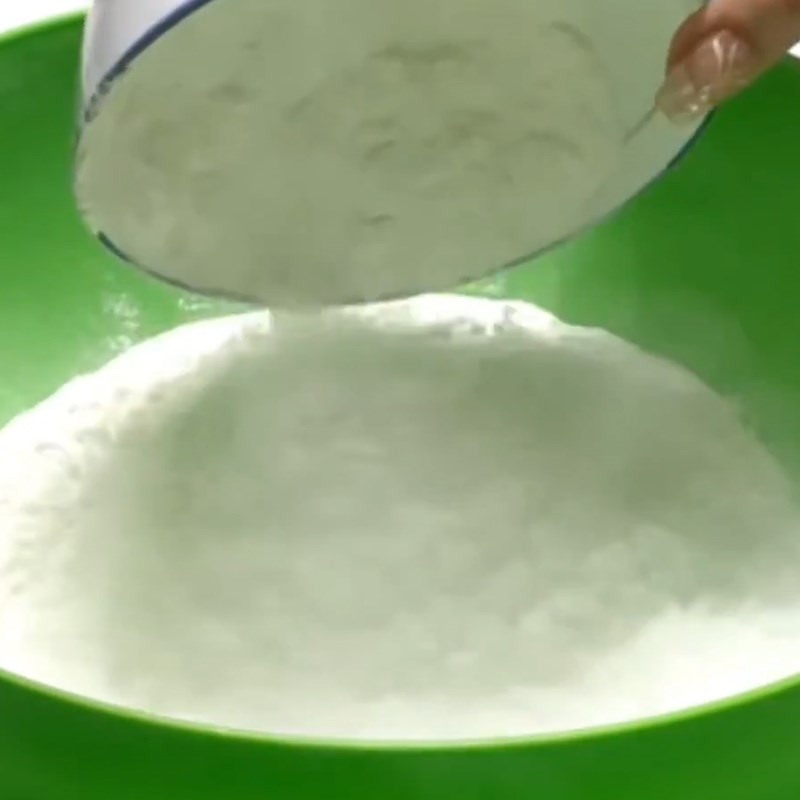 Bước 2 Pha bột Cá mai chiên giòn