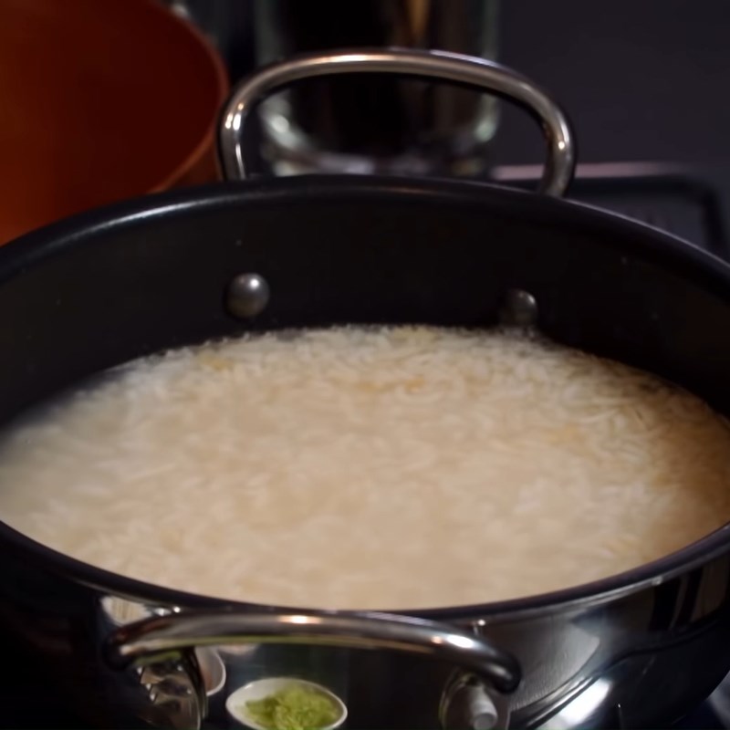 Bước 1 Rang gạo và nấu cháo Cháo nấm tràm chay