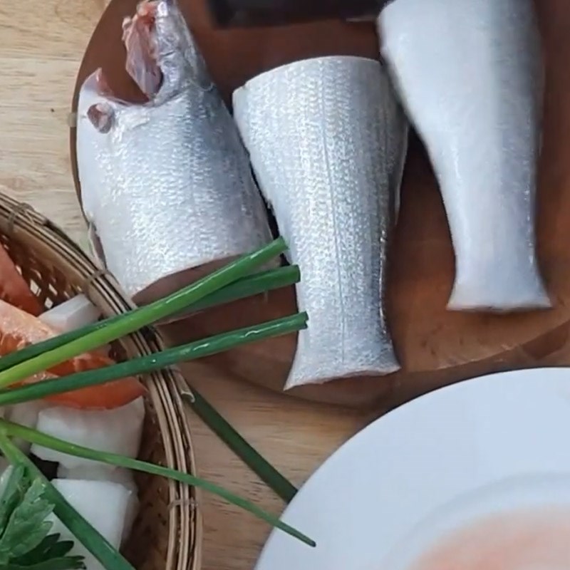 Bước 1 Sơ chế cá chét Canh cá chét (cá nhụ) nấu nướng ngót