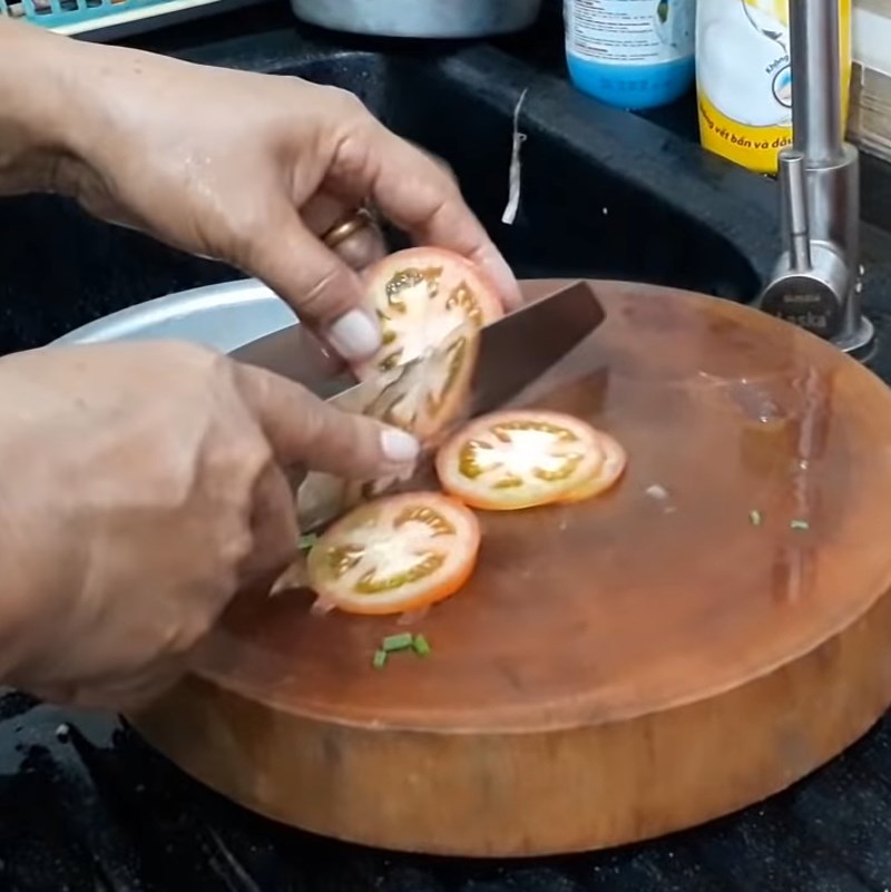 Bước 1 Sơ chế cà chua, hành lá Mắm ruốc chưng trứng tóp mỡ