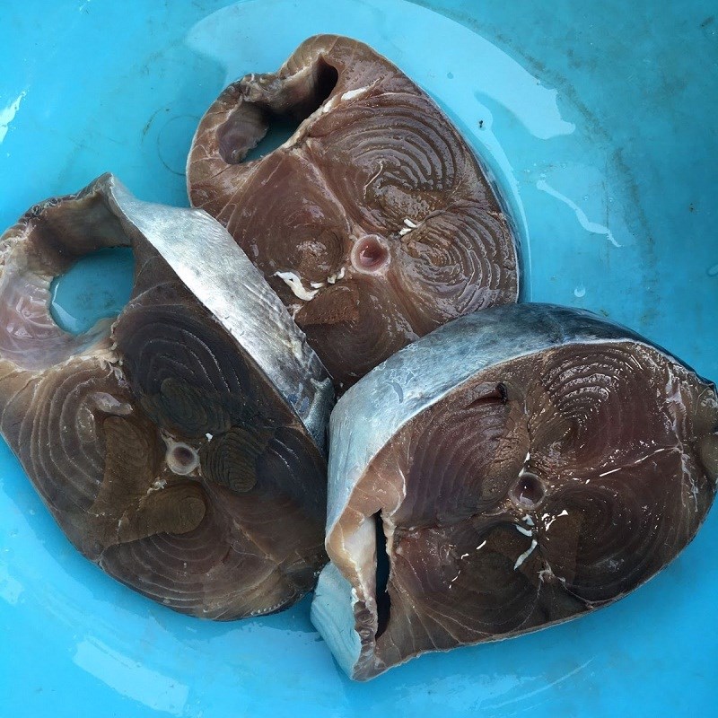 Bước 1 Sơ chế cá ngừ và thịt ba rọi Cá ngừ kho thịt ba rọi